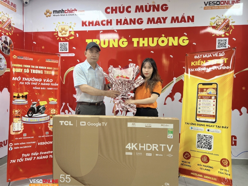 Trao thưởng giải Nhì kỳ quay 100 cho khách hàng trúng giải